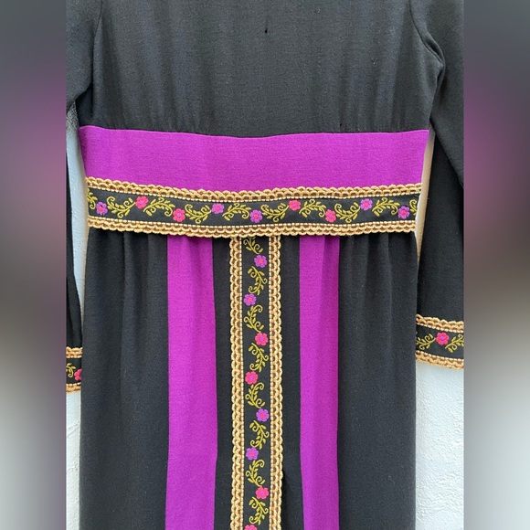 60’s Vintage Folkloric Boho Dress/ L/S Embroidered Trim /purple black Small - Picture 4 of 13